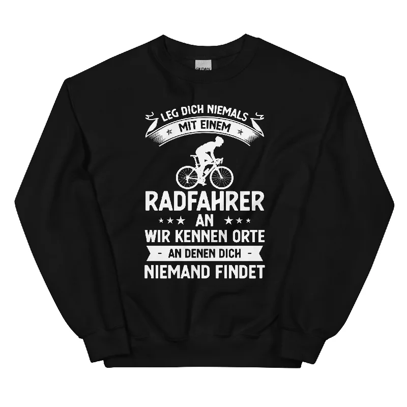 Leg Dich Niemals Mit Einem Radfahrer An Wir Kennen Orte An Denen Dich Niemand Findet - Sweatshirt (Unisex) Hoodie with Embroidery Detailed Premium